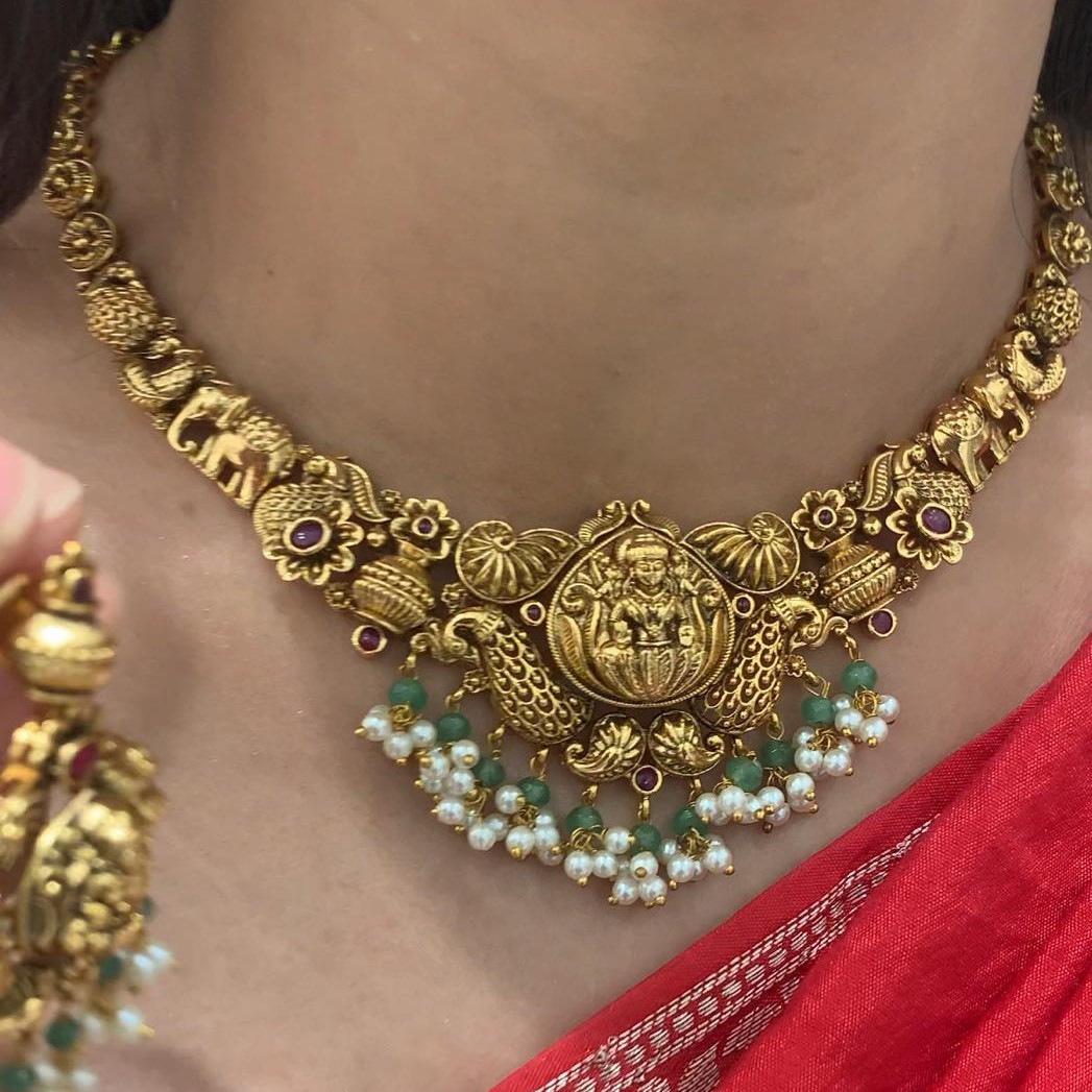 SHORT NECKLACE
