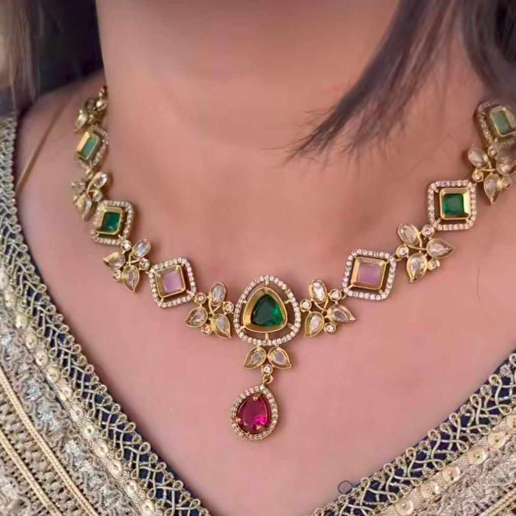 SHORT NECKLACE