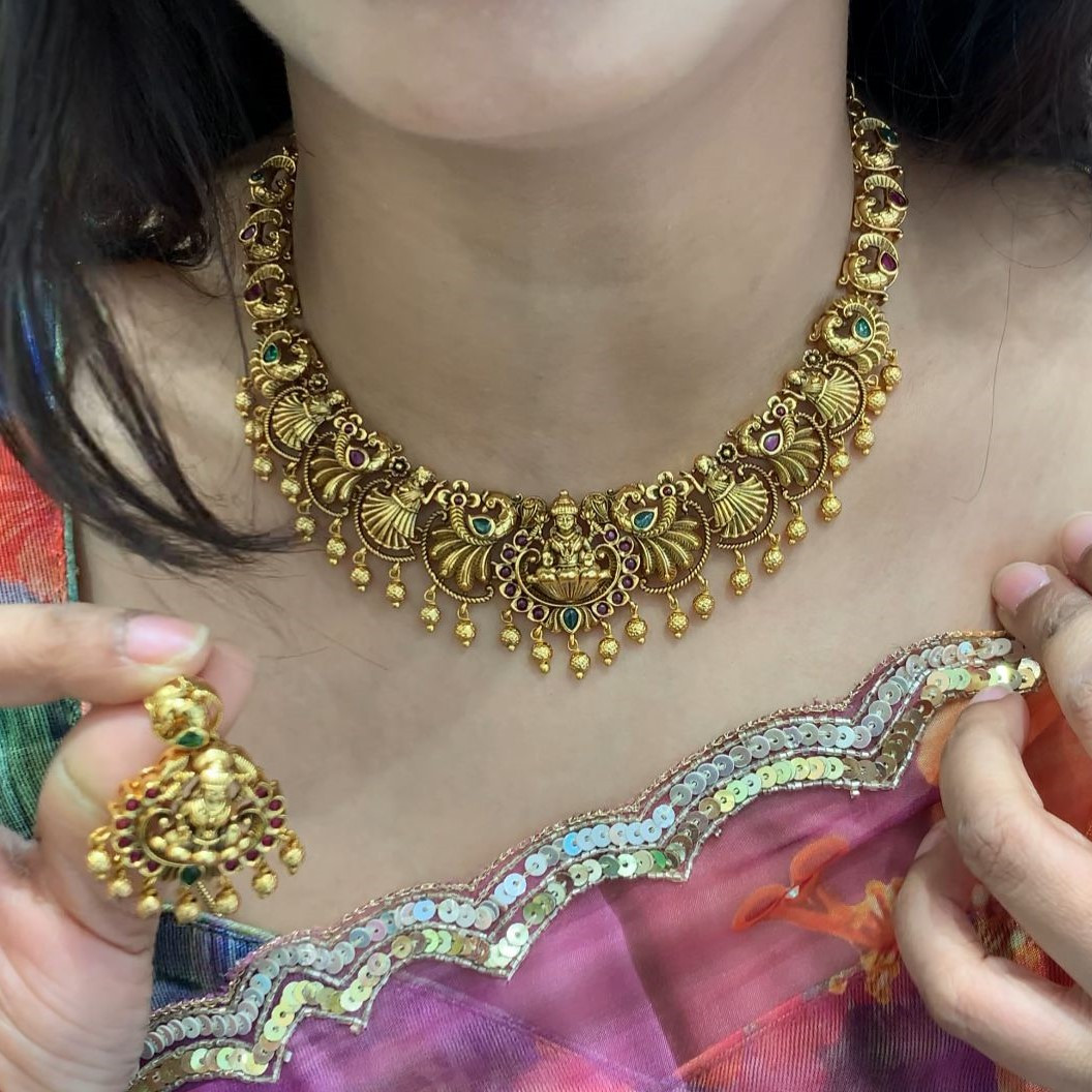 SHORT NECKLACE