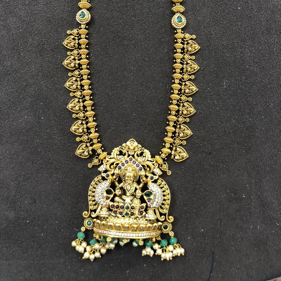 SHORT NECKLACE