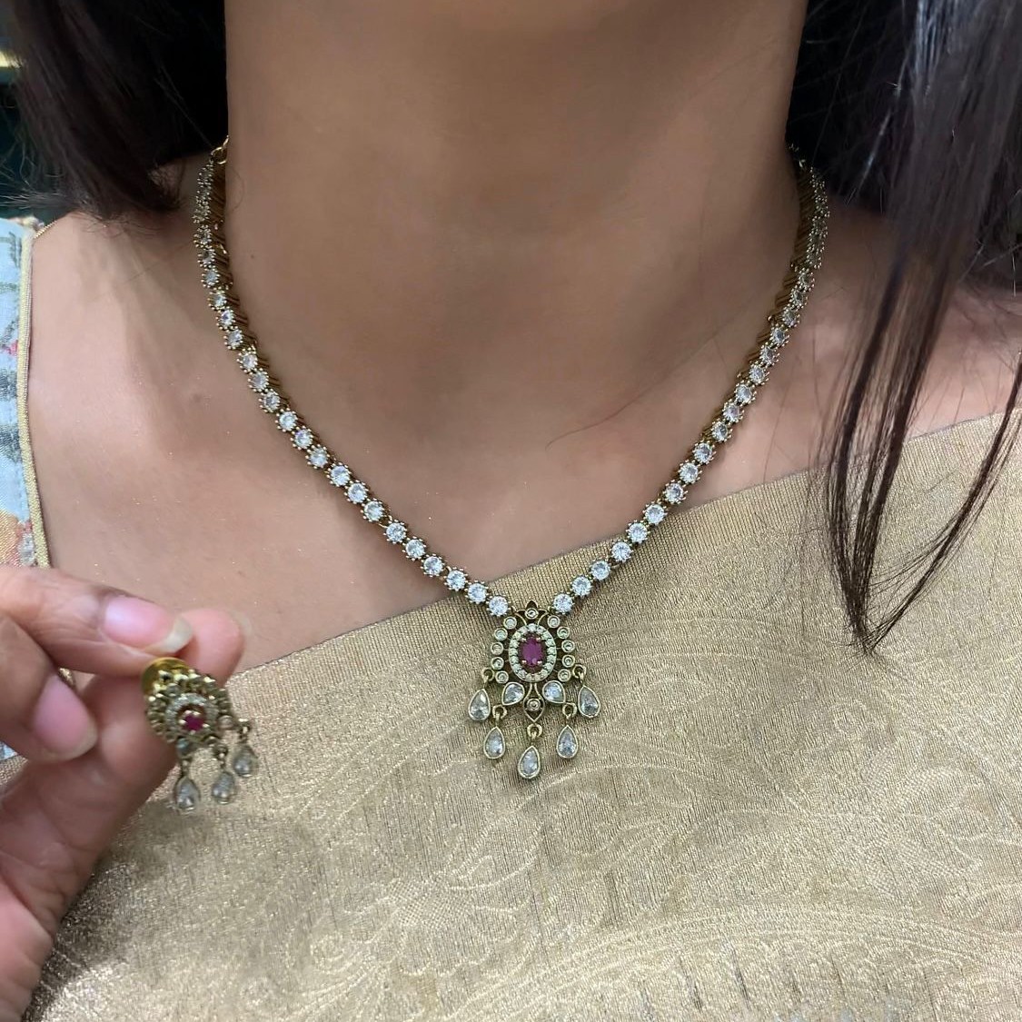SHORT NECKLACE