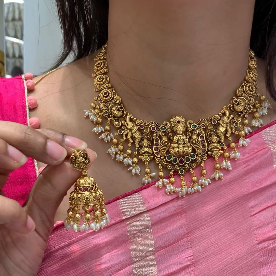 SHORT NECKLACE