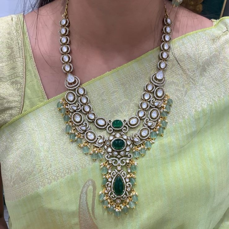 SHORT NECKLACE WITH EAR RINGS  & TIKKA