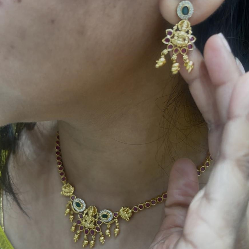 SHORT NECKLACE
