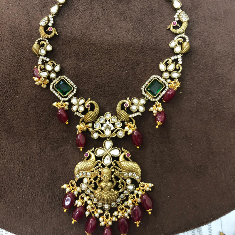 SHORT NECKLACE