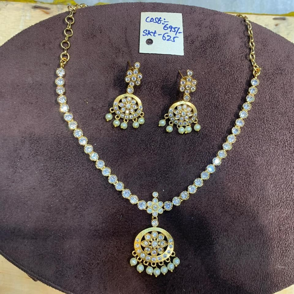 SHORT NECKLACE
