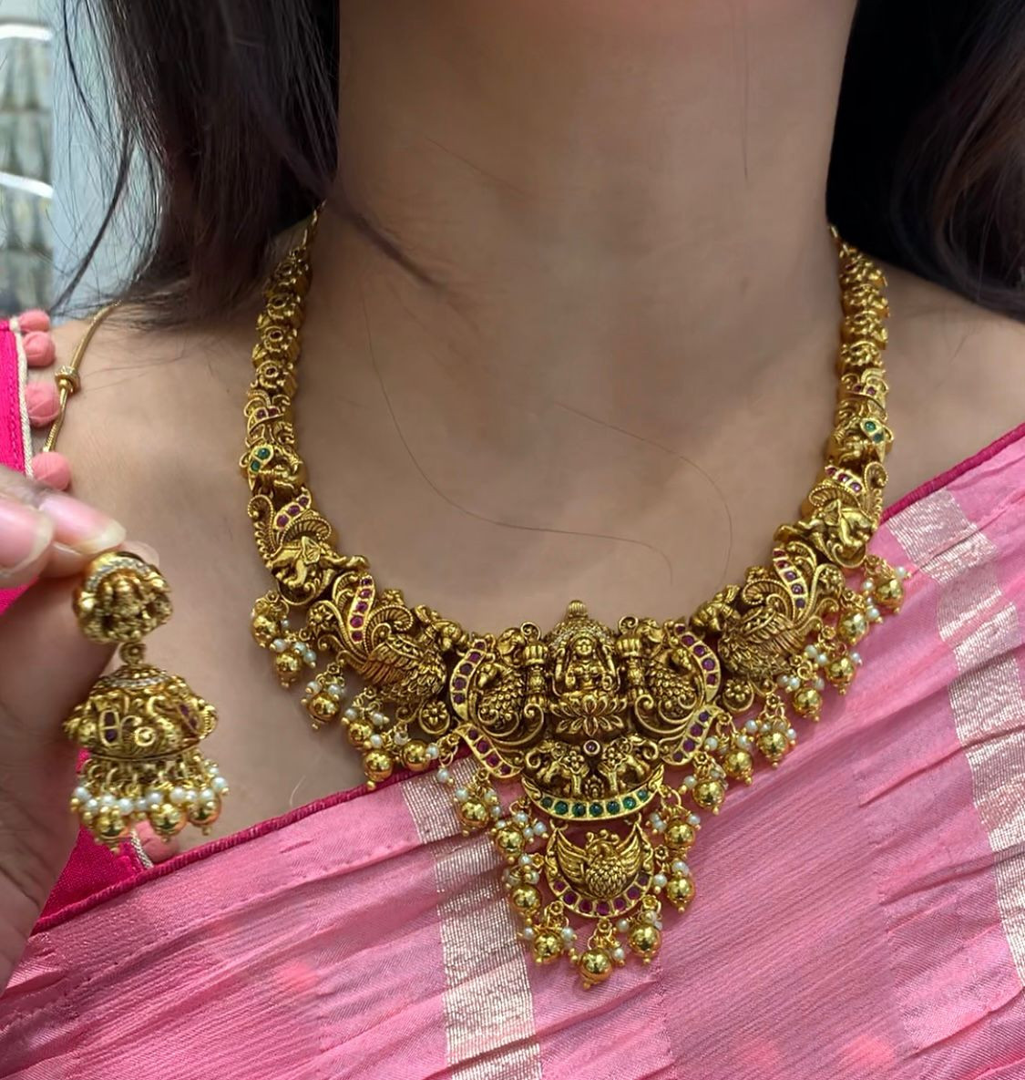 SHORT NECKLACE