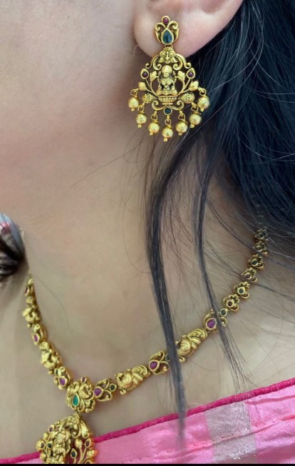 SHORT NECKLACE