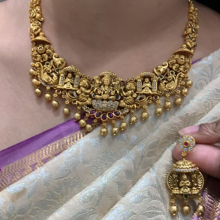 SHORT NECKLACE