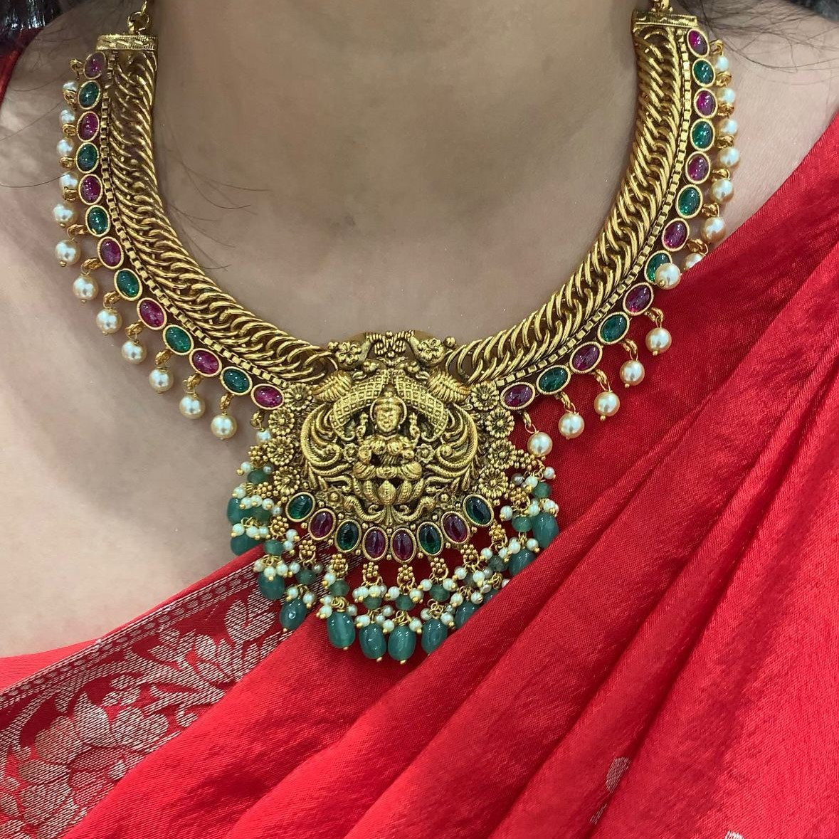 SHORT NECKLACE