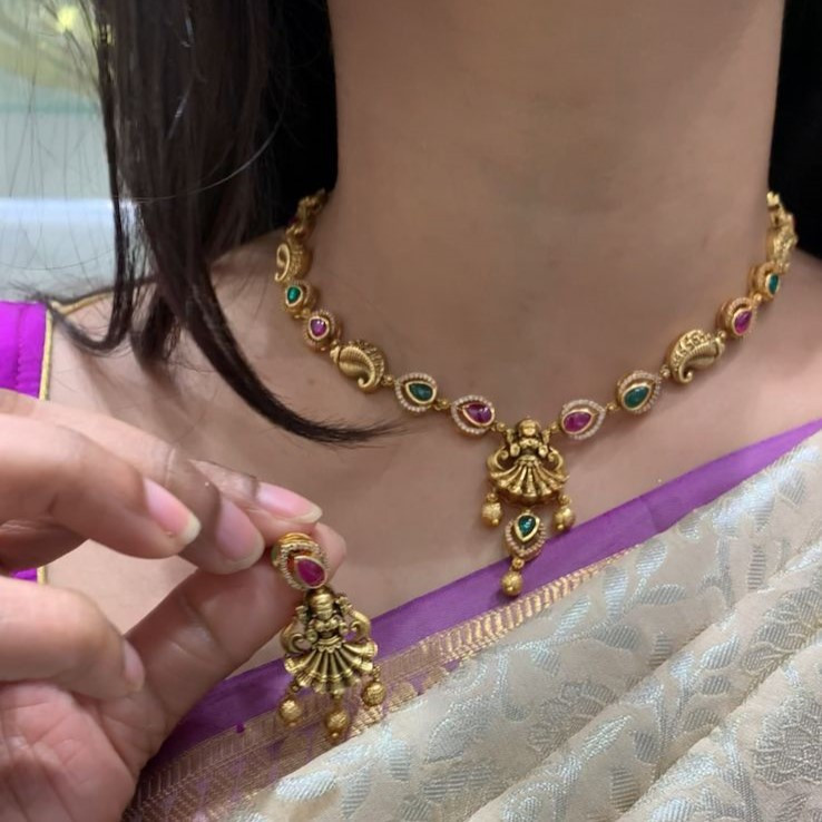 SHORT NECKLACE