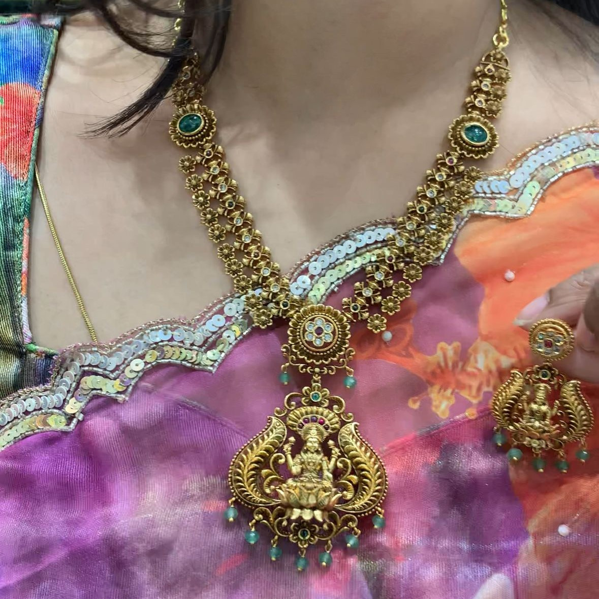 SHORT NECKLACE