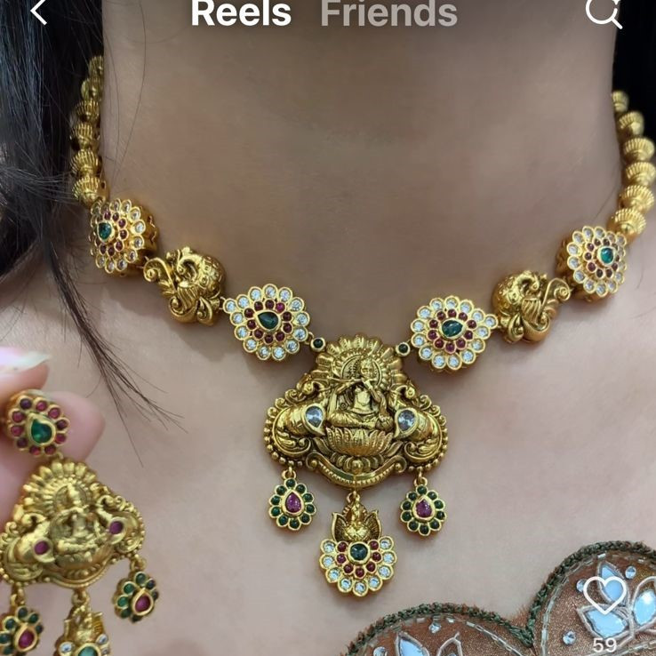 SHORT NECKLACE