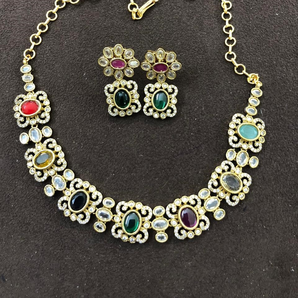 SHORT NECKLACE
