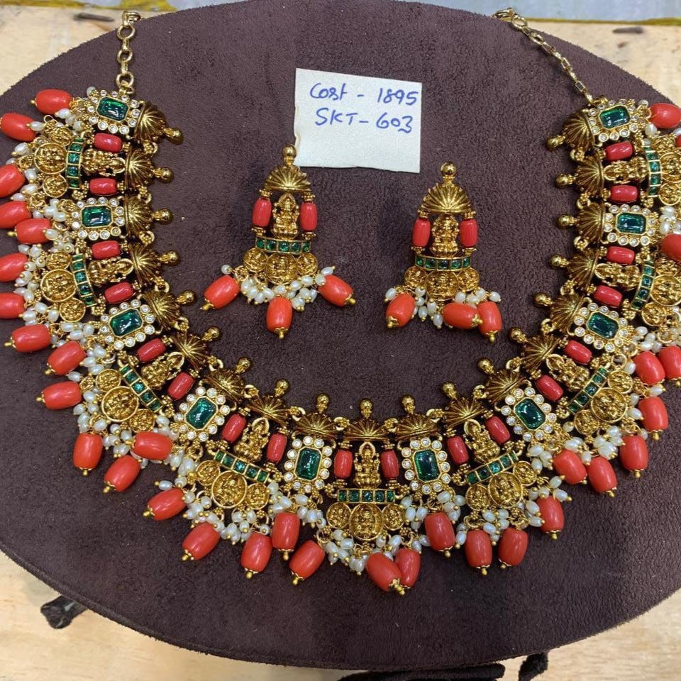 SHORT NECKLACE