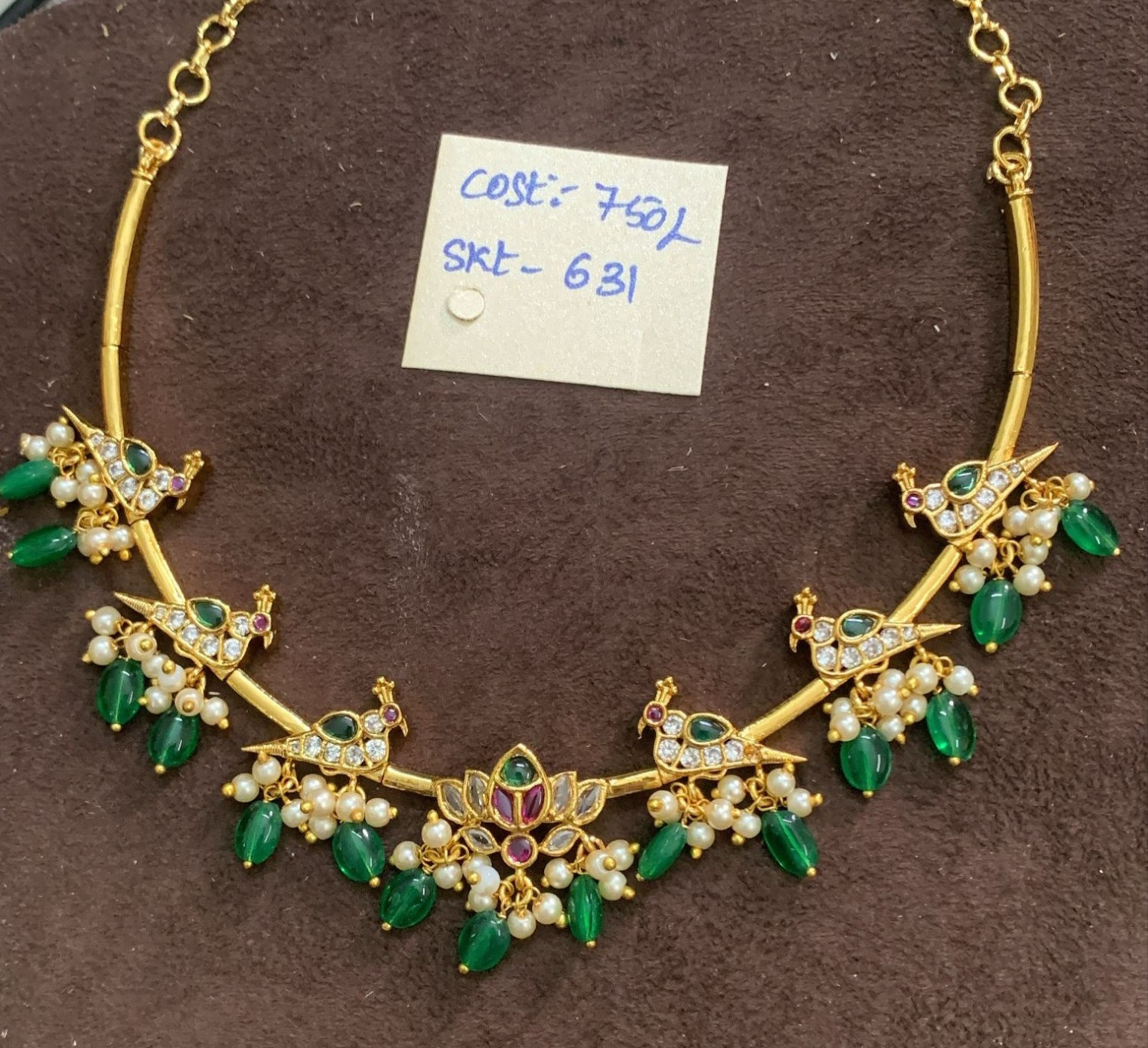 SHORT NECKLACE