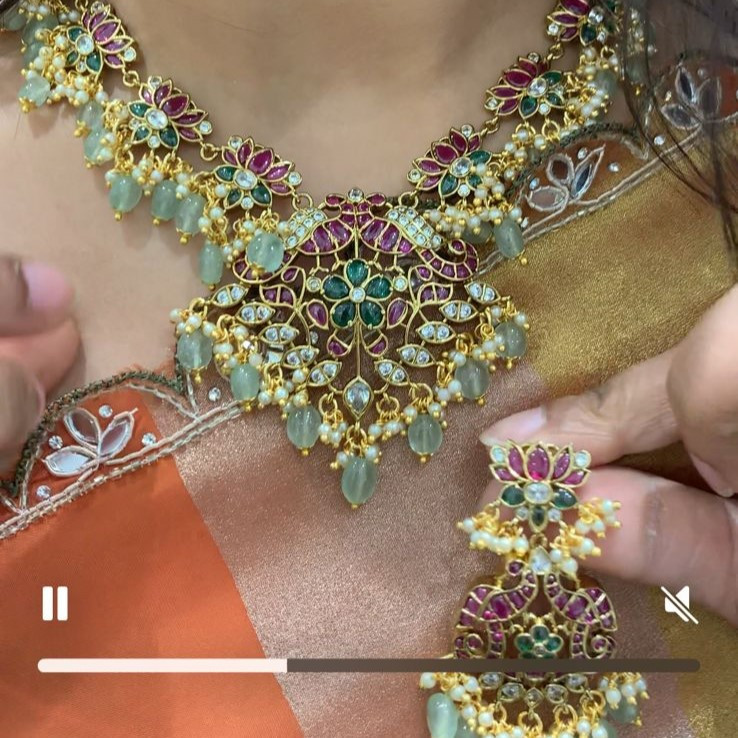 SHORT NECKLACE