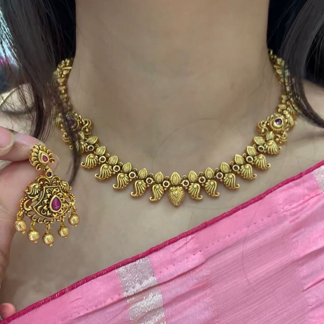 SHORT NECKLACE