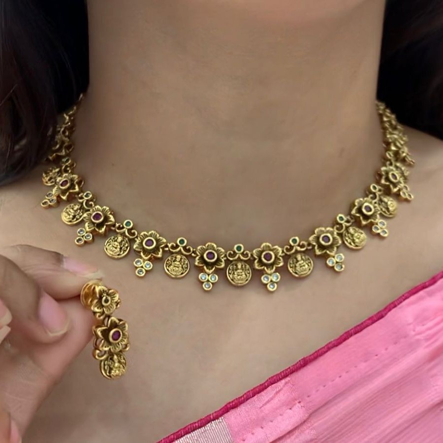 SHORT NECKLACE