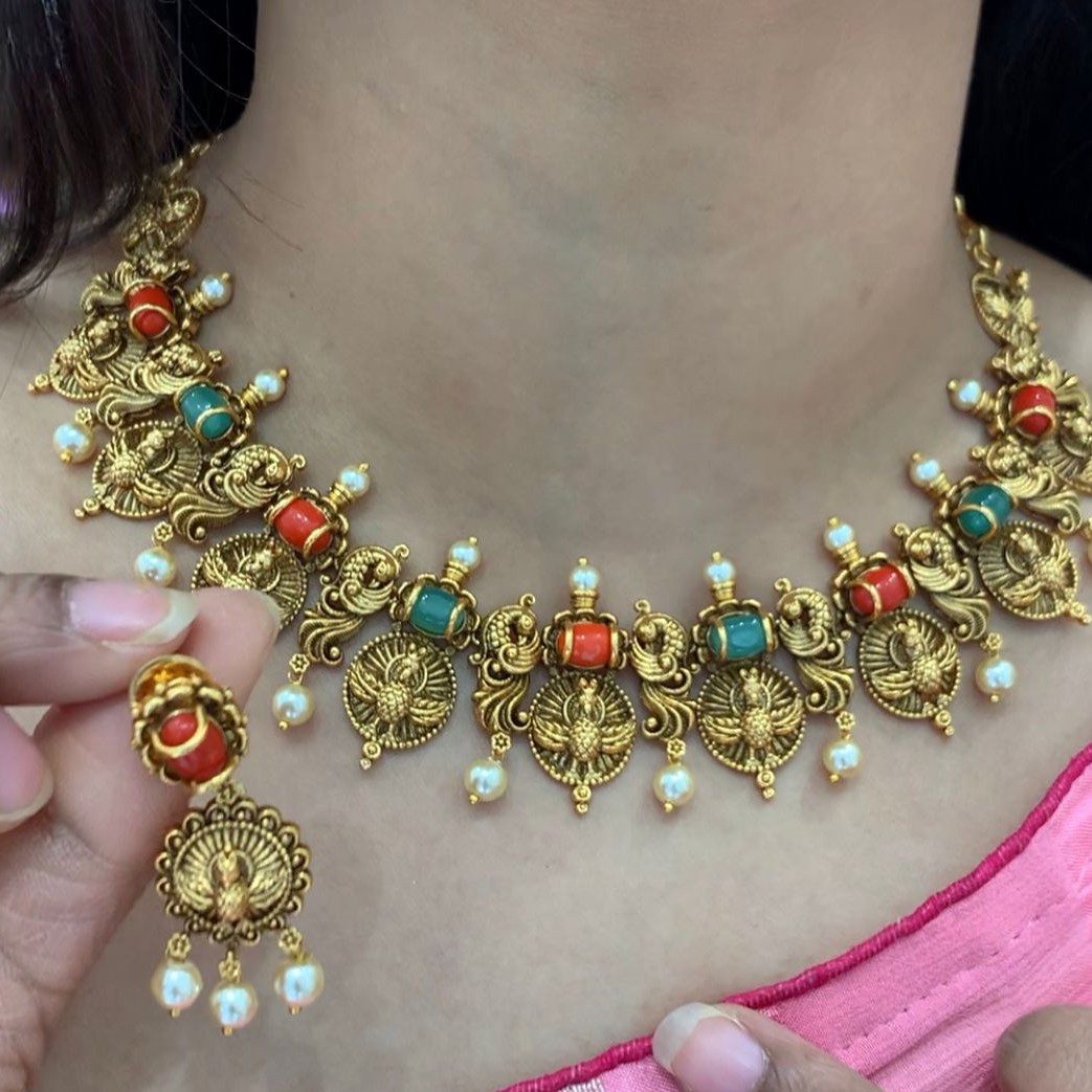 SHORT NECKLACE