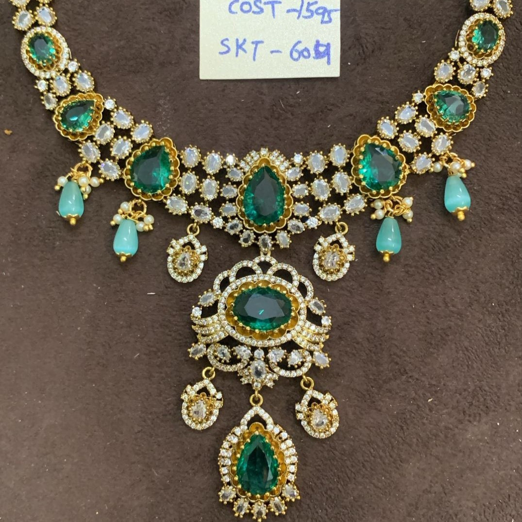SHORT NECKLACE