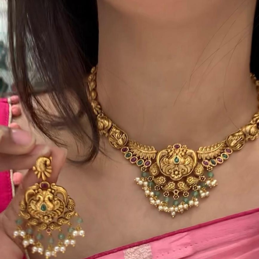 SHORT NECKLACE