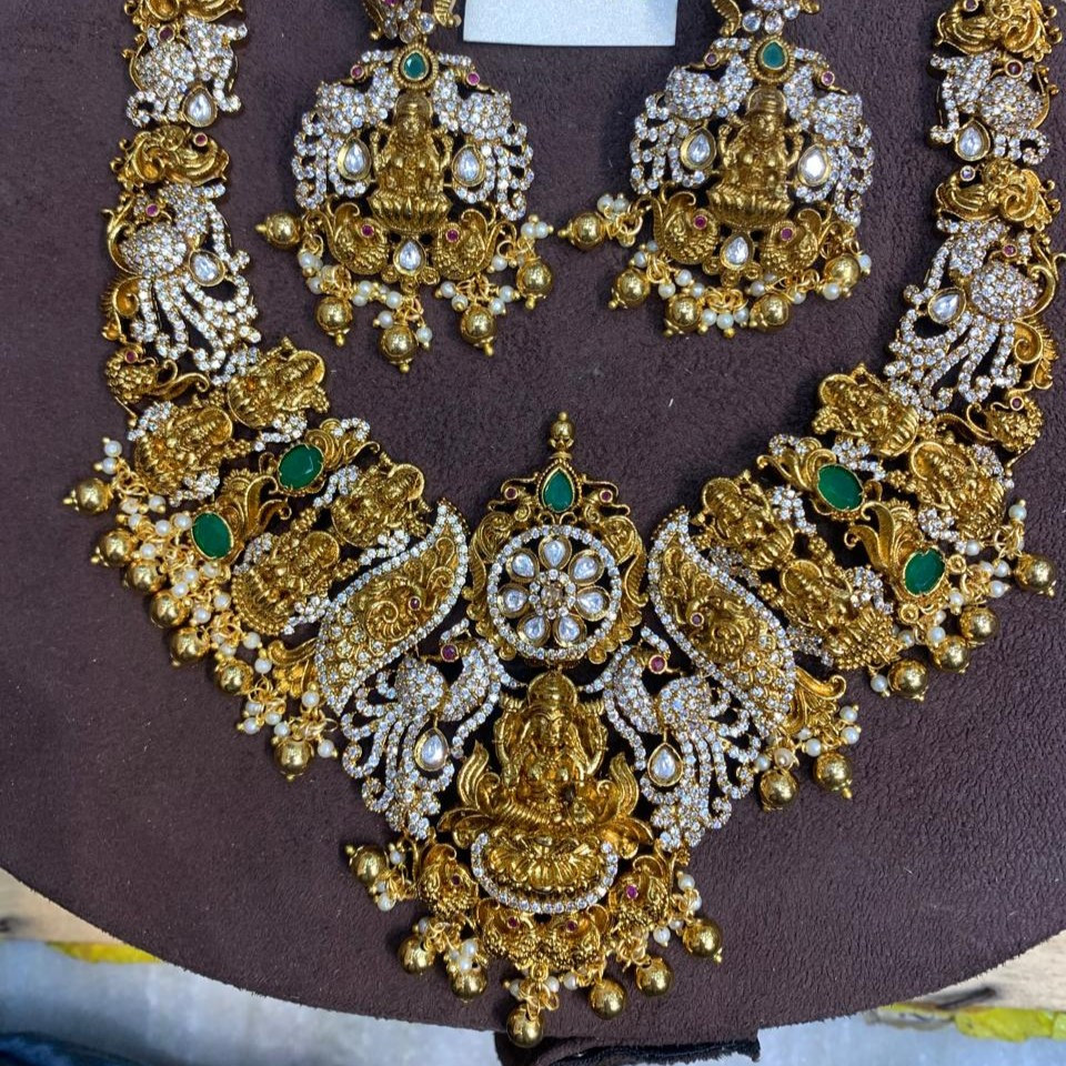 SHORT NECKLACE