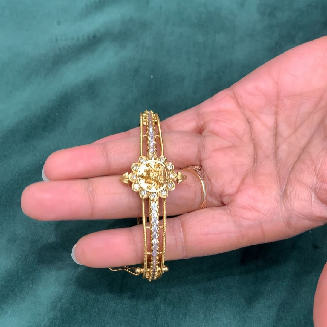 BRACELET
