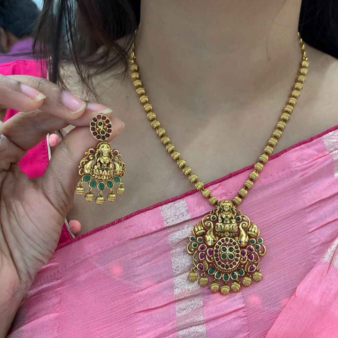 SHORT NECKLACE