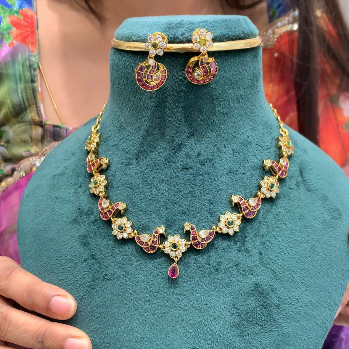 SHORT NECKLACE