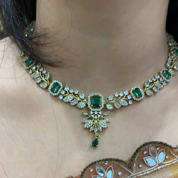 SHORT NECKLACE
