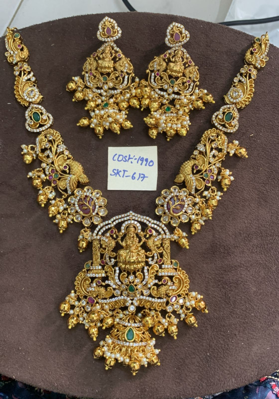 SHORT NECKLACE