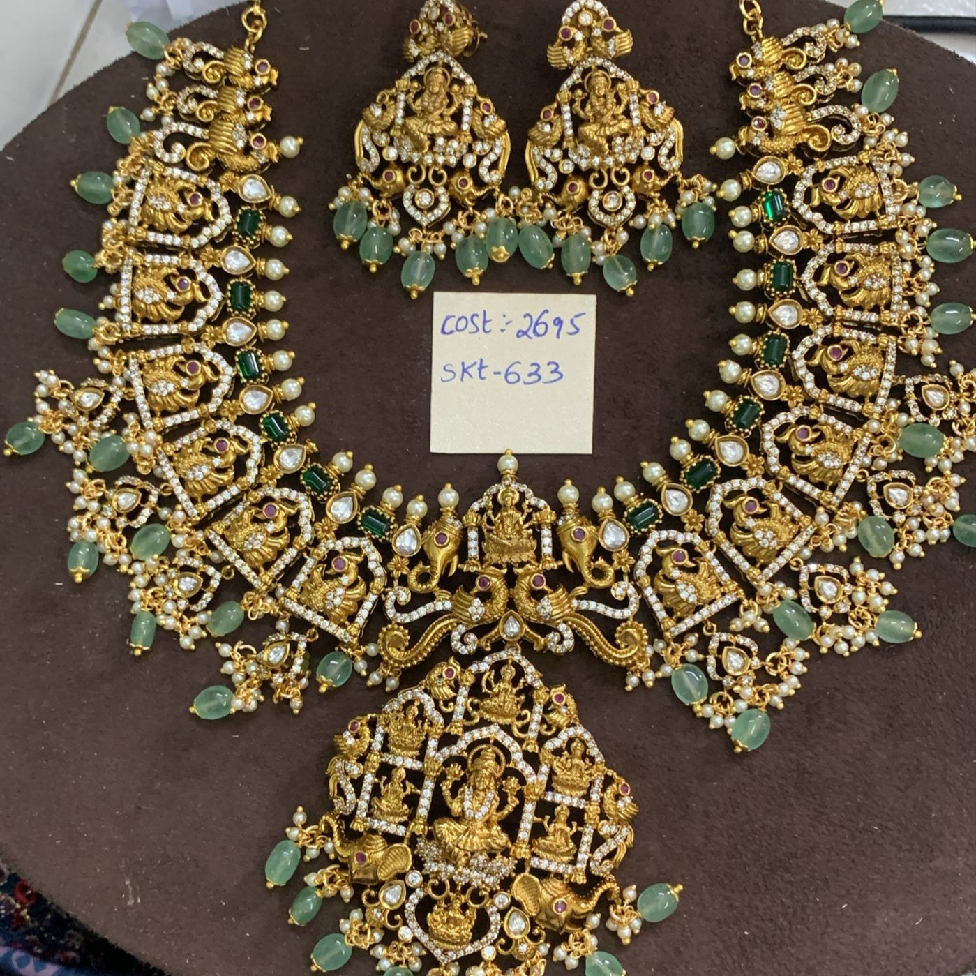 SHORT NECKLACE