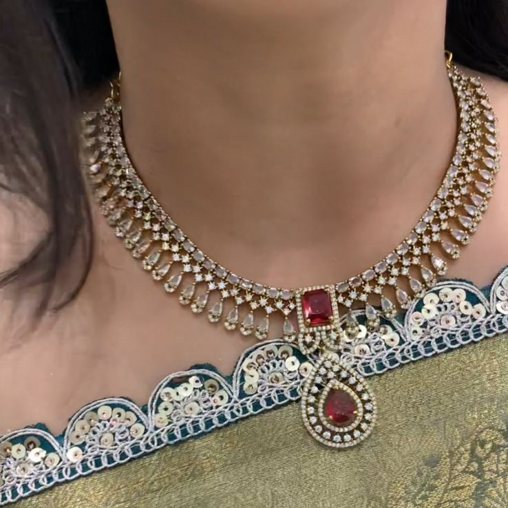 SHORT NECKLACE