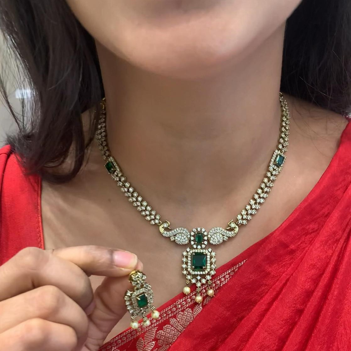 SHORT NECKLACE
