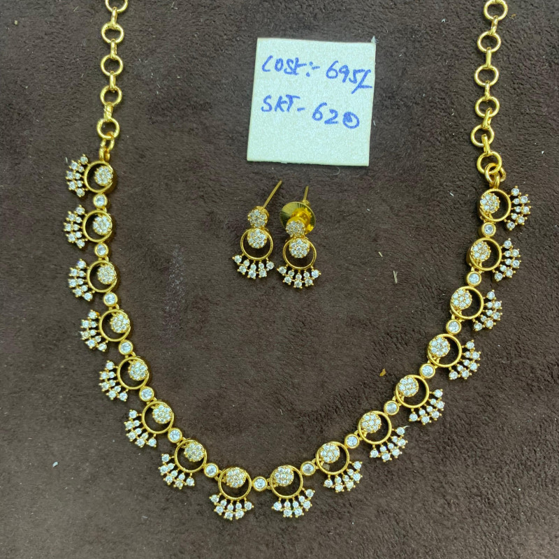 SHORT NECKLACE