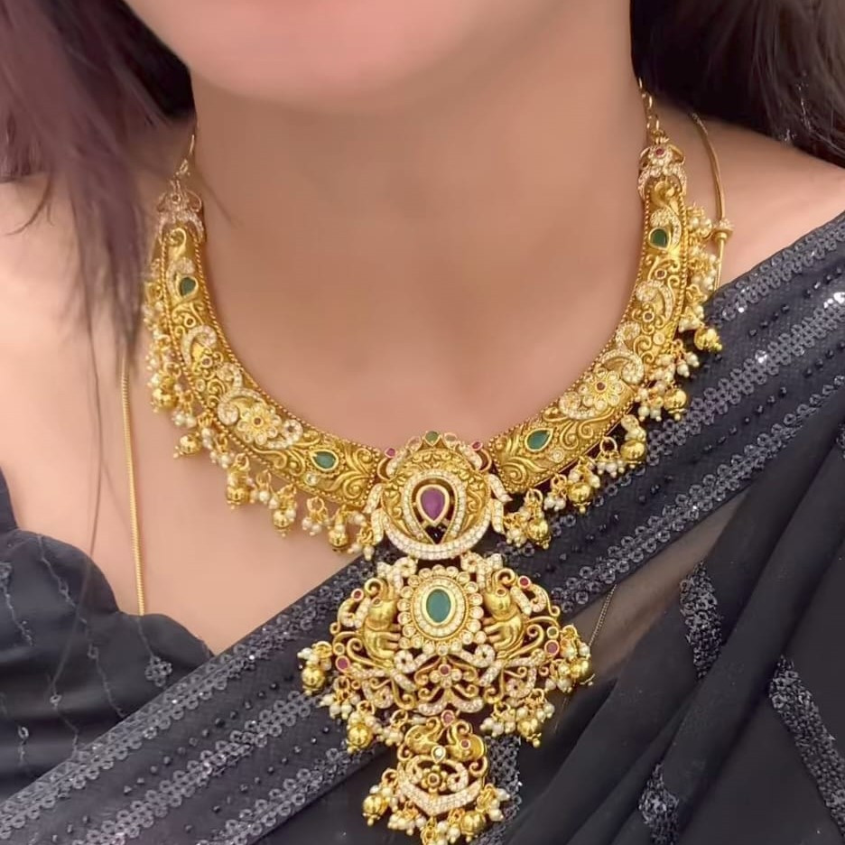 SHORT NECKLACE