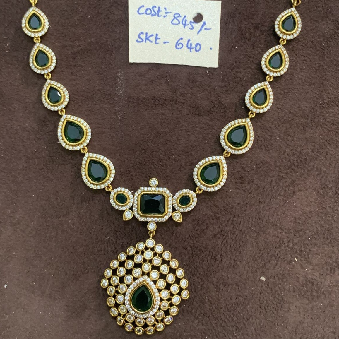 SHORT NECKLACE